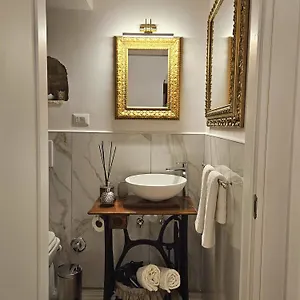 Niloufar Napoli